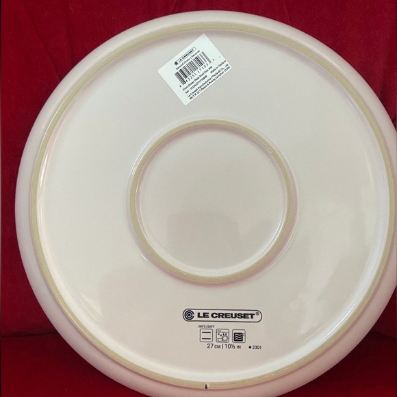 Le Creuset Dinner Plate Shell Pink Brand New HARD TO FIND - Picture 2 of 4
